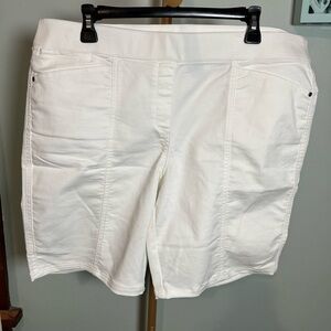 Briggs New York White Bermuda Shorts Sleek Modern Design
